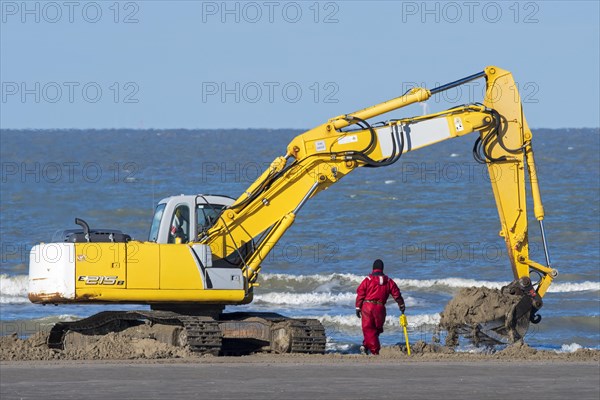 ADEDE Search & Recovery team searching for German WWII mines and unexploded ordnance on beach between Wenduine and De Haan