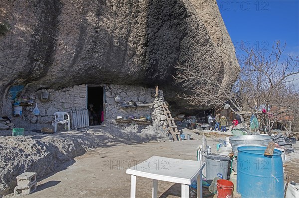 Dona Piedra cave house