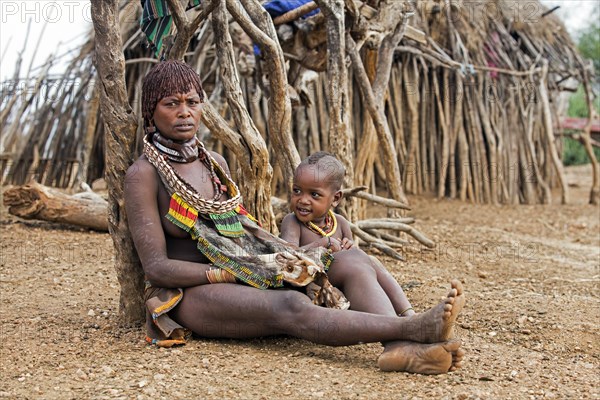 Black woman with child of the Hamar