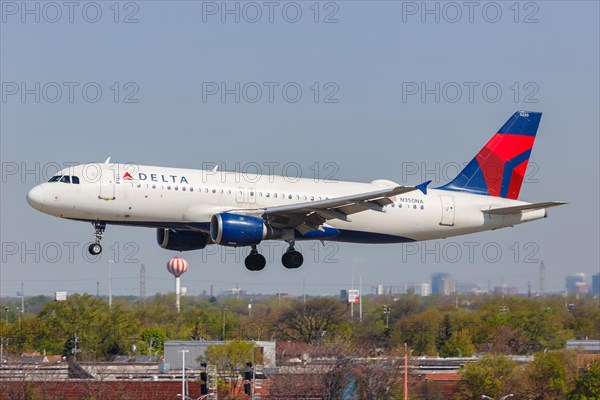 A Delta Air Lines Airbus A320 aircraft with the registration number N350NA at Chicago Airport