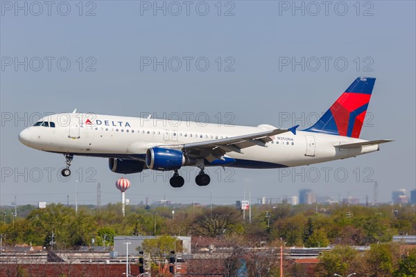 A Delta Air Lines Airbus A320 aircraft with the registration number N350NA at Chicago Airport