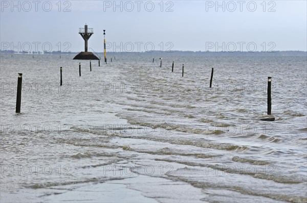 Rescue poles along the Passage du Gois