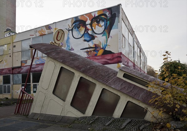 Sculpture underground station Bockenheimer Warte by Peter Pininski and street art on the art cube