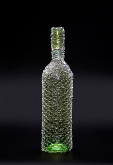 Wine bottle with bubble protection