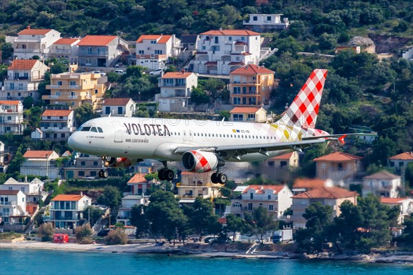 A Volotea Airbus A320 aircraft with the registration EC-ISI at Split Airport