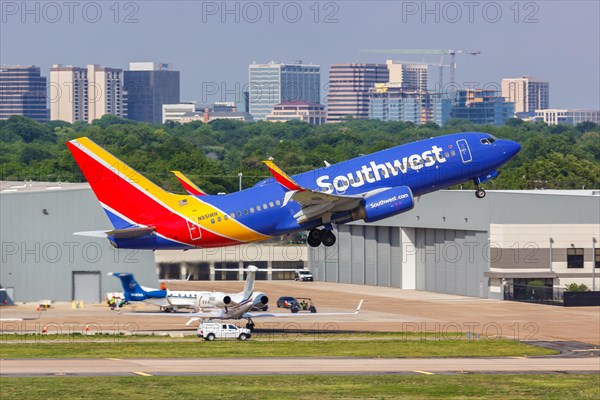 A Boeing 737-700 aircraft of Southwest Airlines with the registration number N951WN at Dallas Airport