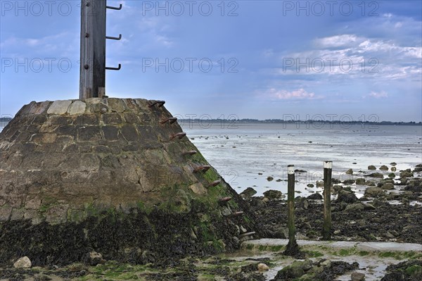 Rescue pole along the Passage du Gois