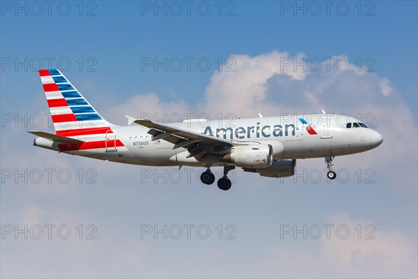 An American Airlines Airbus A319 aircraft with the registration number N756US at Dallas Fort Worth Airport