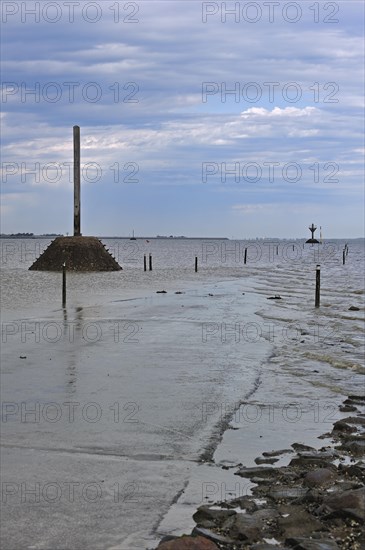 Rescue poles along the Passage du Gois