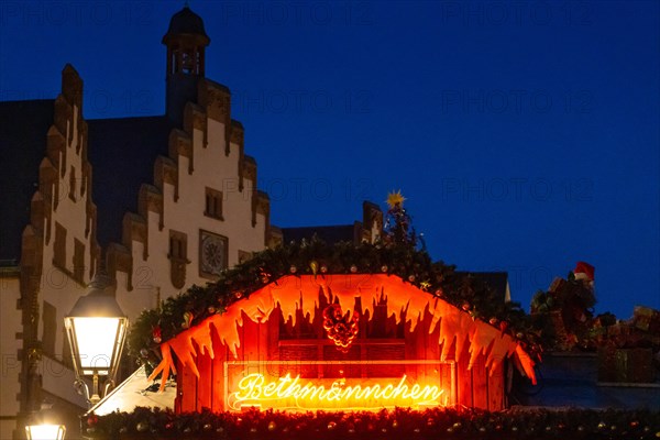 The Christmas market on Frankfurt's Roemerberg is set up. The inscription Bethmaennchen lights up on a Christmas stall