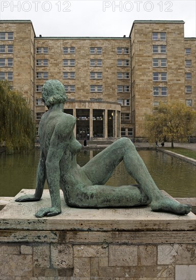 Bronze figure entitled Am Wasser by Fritz Klimsch