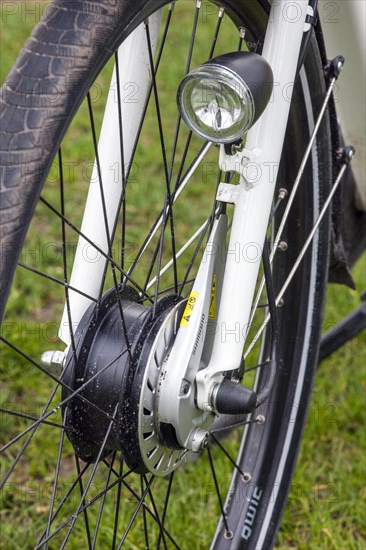 Front wheel hub and light of pedelec