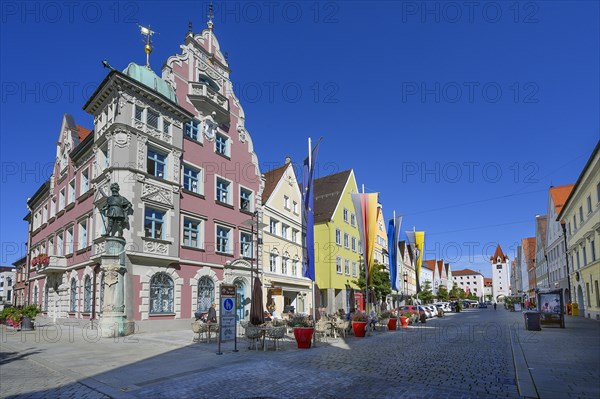 Town hall with statue of Georg von Frundsberg and on the right the entrance gate or Westernacher Tor