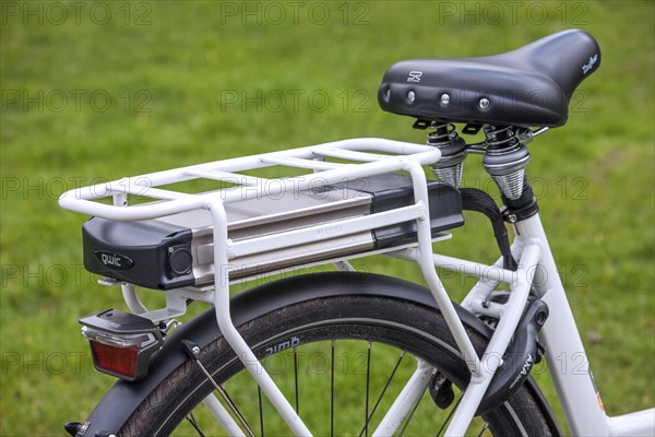 Li-ion battery pack placed under rear carrier rack of pedelec