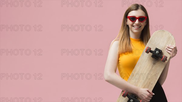 Woman with sunglasses skateboard