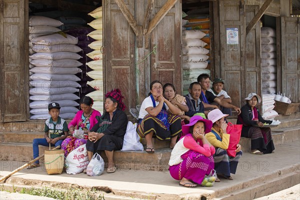 Burmese men and women of Pa'O