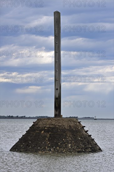 Rescue pole along the Passage du Gois