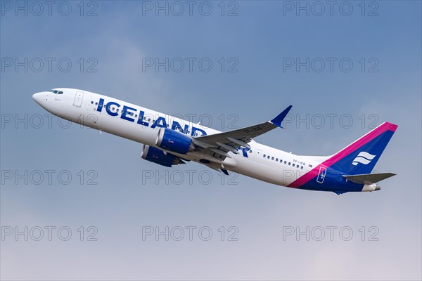 A Boeing 737 MAX 9 of Icelandair with the registration TF-ICD at Munich Airport