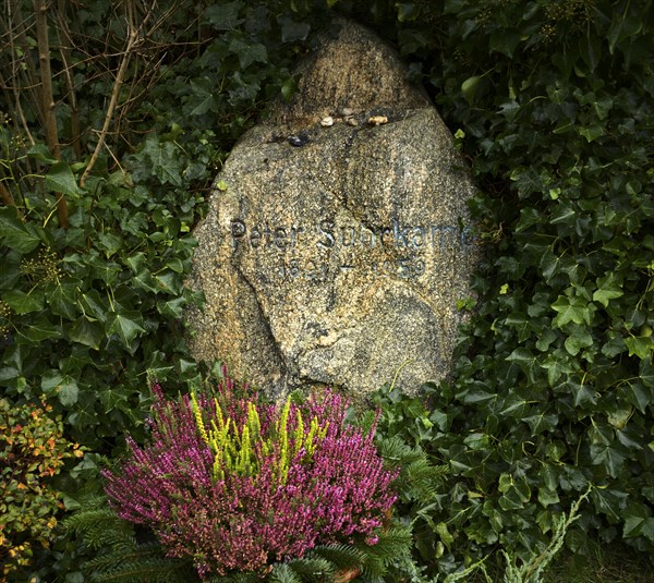 Grave and gravestone of Peter Suhrkamp