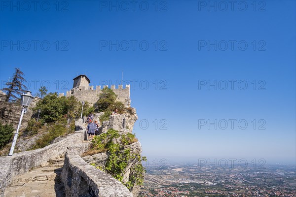 Percorso della Rupe hiking trail in front of Guaita Fortress