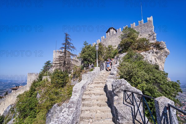 Percorso della Rupe hiking trail in front of Guaita Fortress