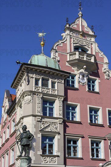 Town hall with statue of Georg von Frundsberg on Marienplatz