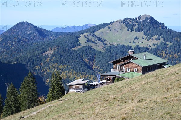 Hirschberghaus in front of Geierstein and Fockenstein