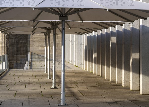 Terrace on the first floor of the James Simon Gallery