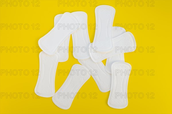 Arrangement pads yellow background