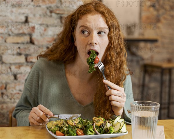 Medium shot woman eating