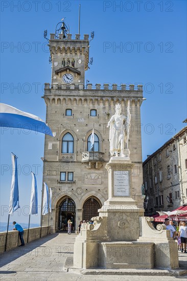 Statue of Liberty in front of Palazzo Pubblico