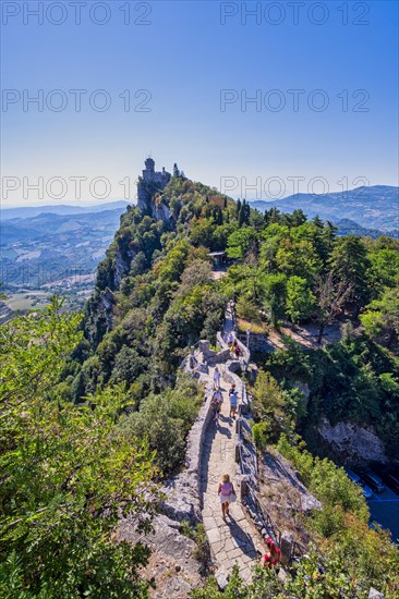 Percorso della Rupe hiking trail in front of Cesta Fortress