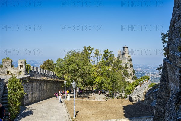 Percorso della Rupe hiking trail in front of Guaita Fortress