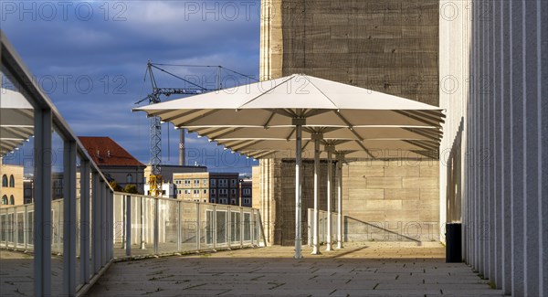 Terrace on the first floor of the James Simon Gallery