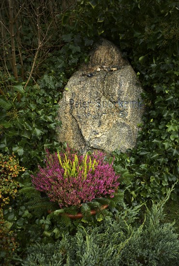 Grave and gravestone of Peter Suhrkamp