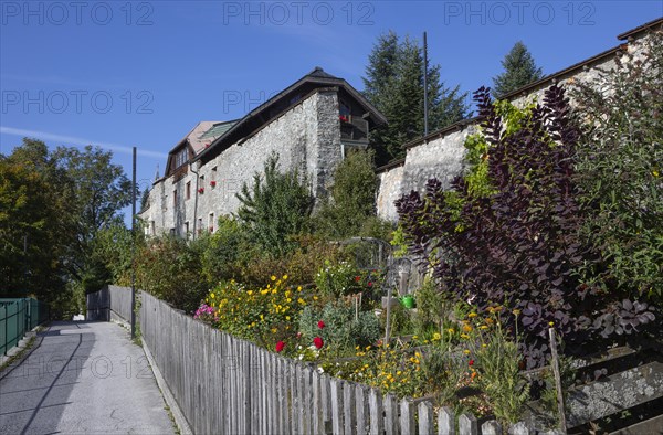 Circular route around the historic town wall