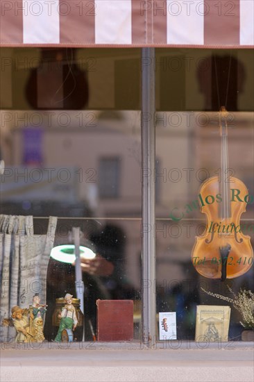 Violin inmaker luthier artisan workshop in Cremona