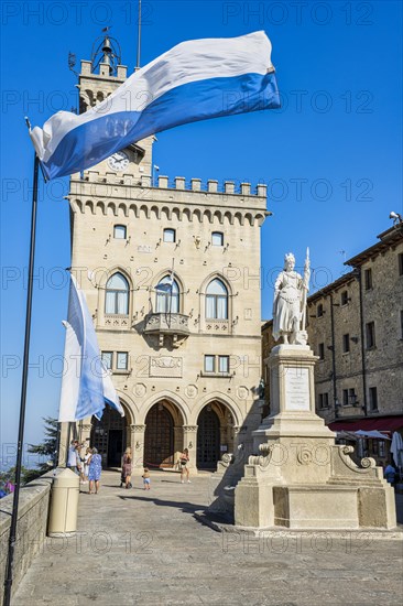 Statue of Liberty in front of Palazzo Pubblico