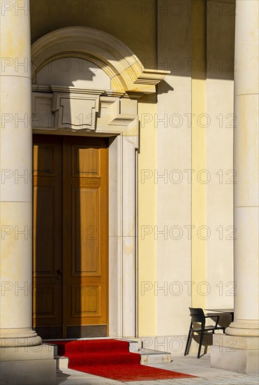 Red carpet at a side entrance of the Humboldt Forum