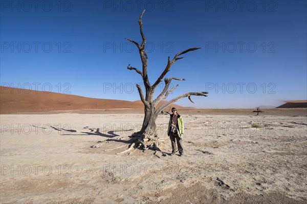 Dunes in Deadvlei with tourist