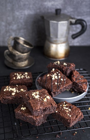 High angle cooling rack with brownies kettle