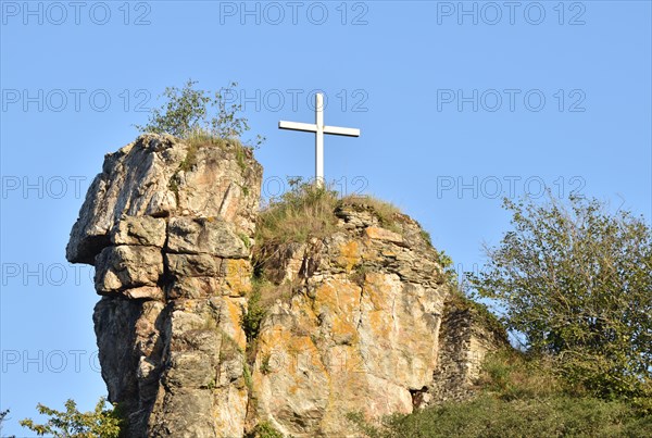 Rocky spur with summit cross on the site of the Hunolstein castle ruins