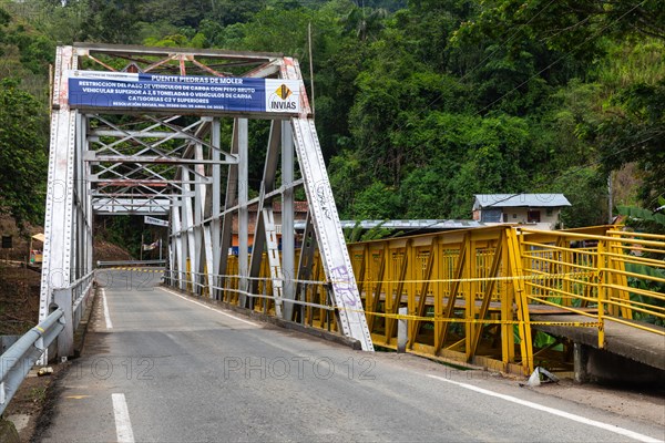 Steel bridge over the La Vieja River