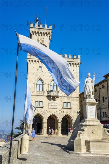 Statue of Liberty in front of Palazzo Pubblico