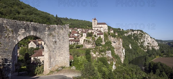 Town gate and view over the medieval village Saint-Cirq-Lapopie