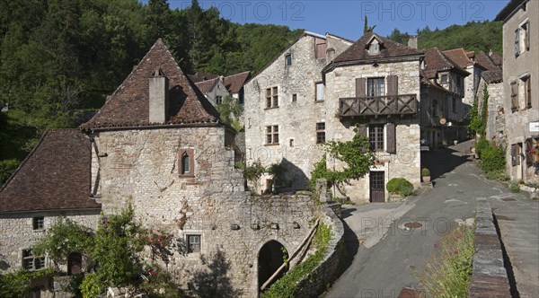 Picturesque alley with medieval houses in the village Saint-Cirq-Lapopie