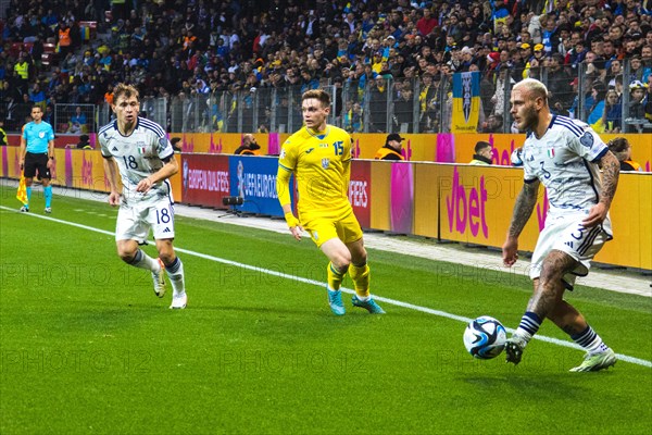 Federico DIMARCO Italy at the pass in front of Nicolo' BARELLA Italy left and Viktor TSYGANKOV Ukraine