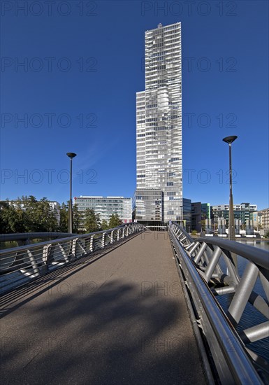 Bridge over the Mediapark lake to the Koelnturm