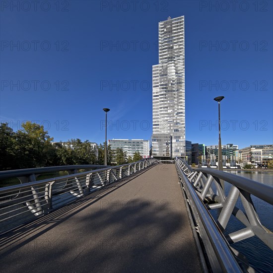 Bridge over the Mediapark lake to the Koelnturm