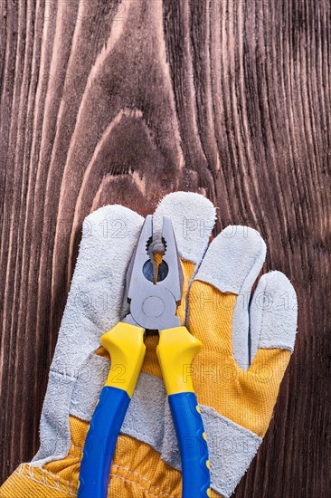 Plastic tongs and protective glove for the wood panel care concept